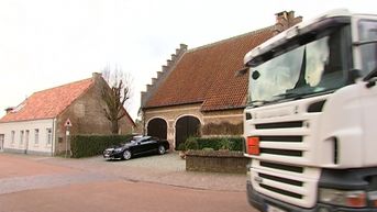 Dorpskern van Testelt kreunt onder zware vrachtwagens door werkzaamheden in Diest