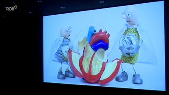 Twee animatiefiguren geven kinderen met hartproblemen uitleg over pacemaker