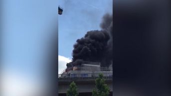 Dak appartementsgebouw op Engels Plein in Leuven vat vuur